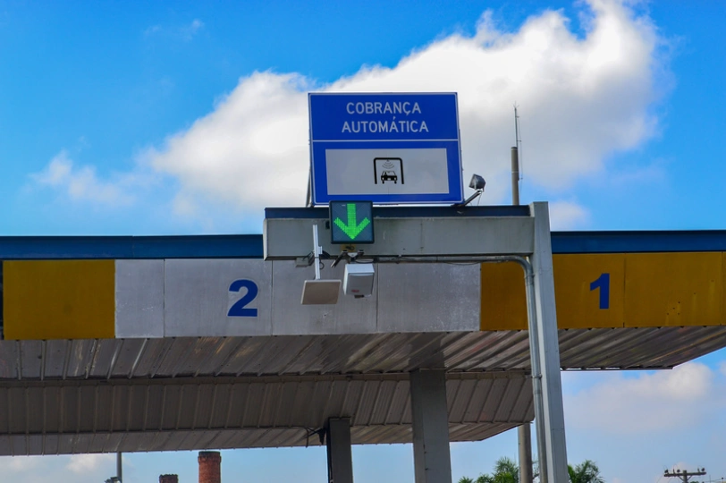 placa de pedágio com cobrança automática